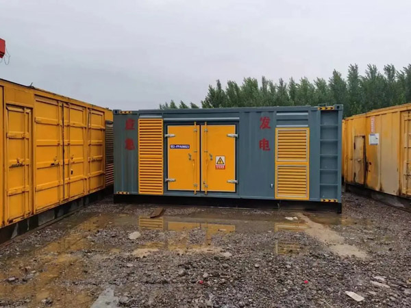 清水柴油发电机如何判断干式空气滤清器是否需要更换？