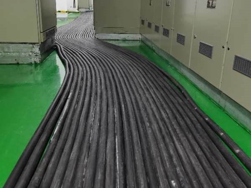 清水如何根据理论计算公式计算温度对特定电压测量结果的影响？