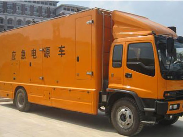 清水冬季柴油发电机启动前，如何检查燃油系统中的积水？